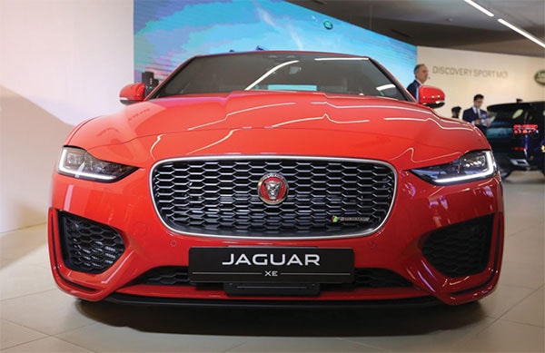 Hệ thống đại lý phân phối mới chính hãng và duy nhất thương hiệu Jaguar và Land Rover tại thị trường Việt Nam:p/PHÚ THÁI MOBILITY TP.HỒ CHÍ MINH Showroom: Tầng trệt, TTTM Crescent Mall, 101 Tôn Dật Tiên, phường Tân Phú, Quận 7, TP HCM. Xưởng dịch vụ: 172 Hoàng Quốc Việt, phường Phú Mỹ, quận 7, TP.HCM. Hotline: 0862 015 088p/PHÚ THÁI MOBILITY HÀ NỘI Văn phòng: Tầng 10, tòa nhà Plaschem, 562 Nguyễn Văn Cừ, phường Gia Thụy, quận Long Biên, Hà Nội. Hotline: 0981 211 919. Xưởng dịch vụ: 02 Nhuệ Giang, phường Tây Mỗ, quận Nam Từ Liêm, Hà Nội. Hotline: 0961 311 919.