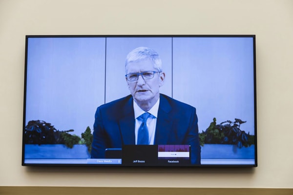 Tim Cook giải thích rằng các ứng dụng bị gỡ do lo ngại bảo mật.