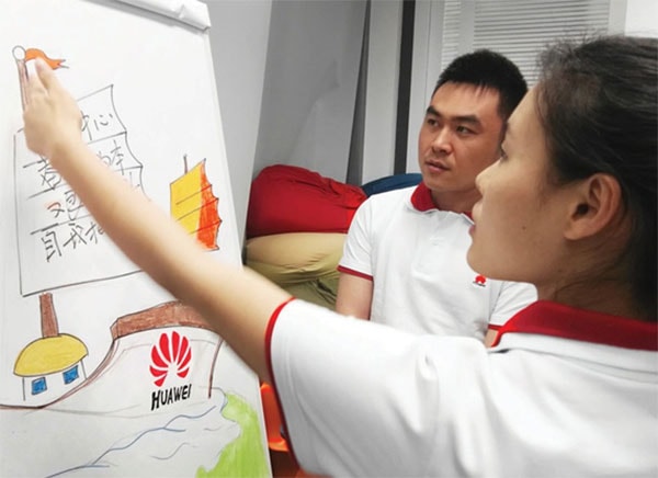 Huawei thường được biết đến với tên gọi “tinh thần sói của Huawei”, những nhân viên mới tại Huawei phải tham gia khóa đào tạo theo kiểu quân đội, và học về văn hóa của công ty. Ảnh: Reuters