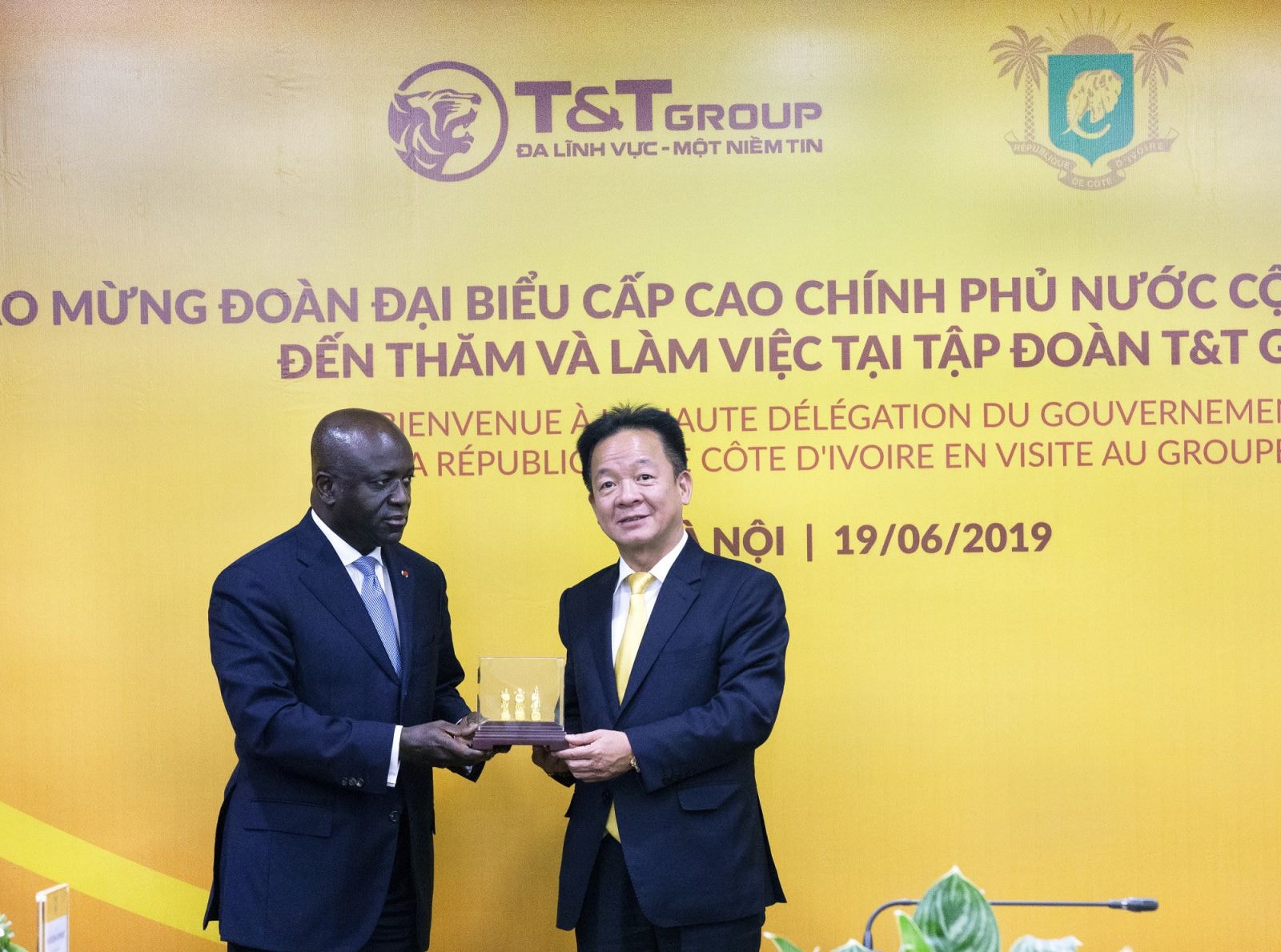 Chủ tịch HĐQT kiêm Tổng Giám đốc Tập đoàn T&T Group Đỗ Quang Hiển trao quà lưu niệm cho Bộ trưởng Bộ Ngoại giao Bờ Biển Ngà Marcel Amon Tanoh nhân dịp Bộ trưởng đến thăm và làm việc tại T&T Group năm 2019.