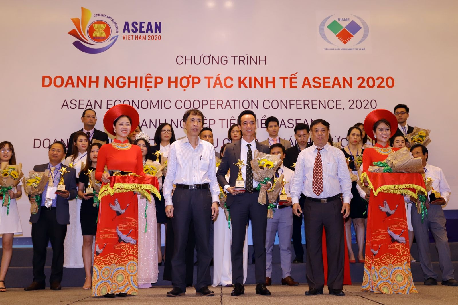 Đại diện Hải Phát Land nhận vinh danh hạng mục “Top 10 doanh nghiệp tiêu biểu ASEAN” tại chương trình ASEAN ECONOMIC FORUM 2020.