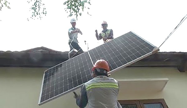 p/Công ty Bảo Long Solar Energy Group đang triển khai dự án điện mặt trời áp mái.