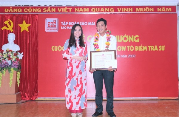 Bà Lê Thị Nguyệt Thu - Chủ tịch Tập đoàn Sao Mai trao giải nhất cho kiến trúc sư Nguyễn Trọng Nghĩa với tác phẩm “ BungalowThủy mộc”