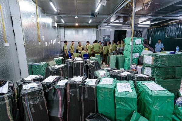 kho hàng lậu 'khủng' giữa Lào Cai, doanh thu mỗi tháng hơn 10 tỉ đồng. Đáng chú ý, kho hàng này chưa tới hàng chục nghìn sản phẩm tiêu dùng nghi giả các nhãn hiệu nổi tiếng thế giới như Burberry, Nike, Adidas, LV, Chanel, Gucci... cùng dàn máy móc để livestream quy mô trong kho hàng lậu 10.000m2 khiến nhiều người ngỡ ngàng.