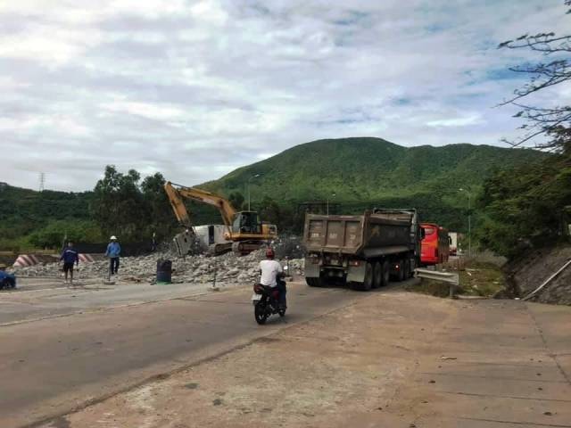 Sau 4 năm bỏ hoang, Trạm thu phí hầm đường bộ Đèo Ngang đang được tháo dỡ