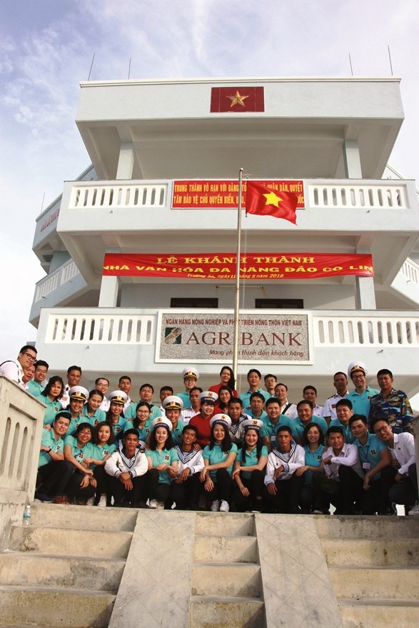 Bảo vệ chủ quyền biển đảo bằng những hành động thiết thực, trong những năm qua, Agribank đã tích cực tham gia nhiều hoạt động an sinh xã hội có ý nghĩa hướng về biển đảo