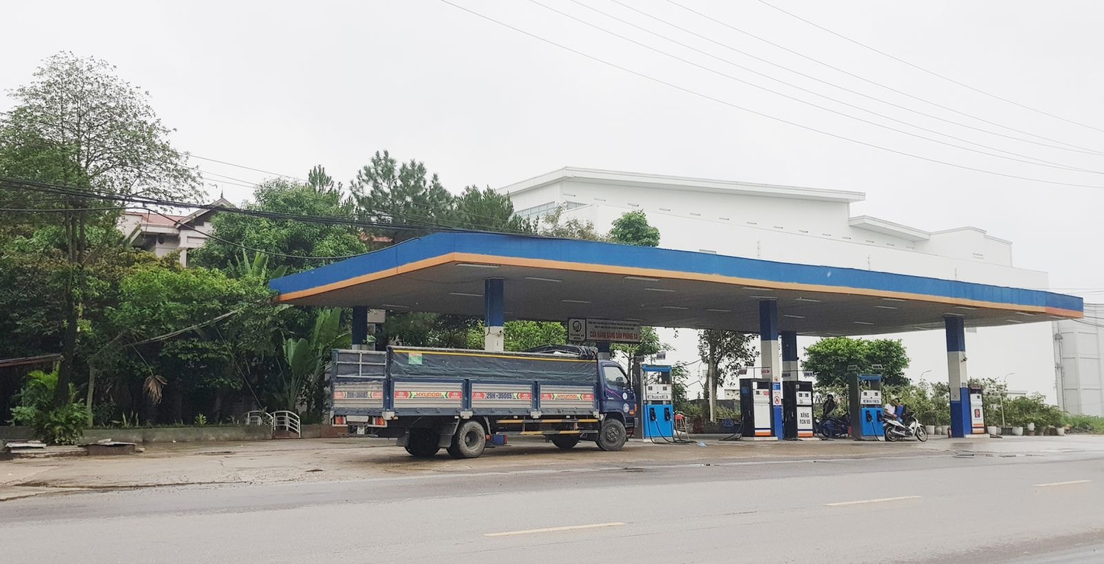  Cửa hàng xăng dầu của doanh nghiệp tư nhân Đức Tài che kín các công trình “khủng” xây dựng trái phép.