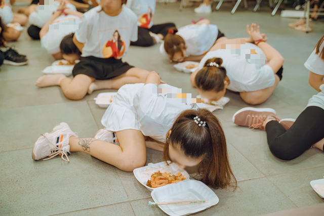 Một khóa đào tạo nhân viên bán hàng với thử thách trói tay ăn cơm hộp gây tranh cãi hồi tháng 7.