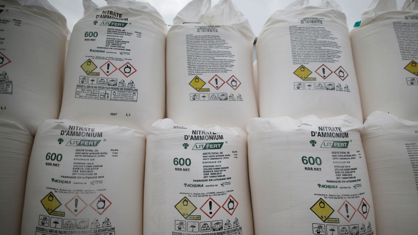 Ứng dụng chính của ammonium nitrate là dùng trong phân bón, dành cho những loại đất nghèo nitrogen (ni-tơ), tỉ lệ NPK của ammonium nitrate là 34-0-0 tức 34% nitrogen, ít đậm đặc hơn urea (u-rê).