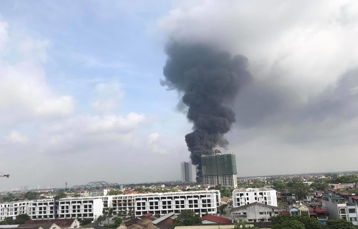 vụ cháy kho chứa hóa chất ở Long Biên, Hà Nội.