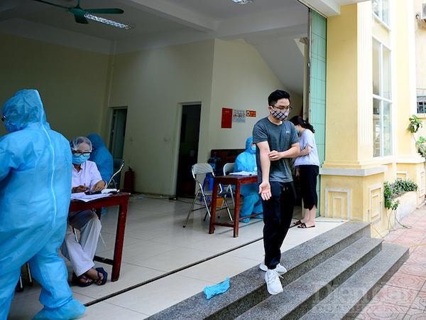 Hà Nội hiện đã dừng test nhanh và tiến hành test PCR cho toàn bộ người từ Đà Nẵng trở về. Ảnh: Quốc Tuấn