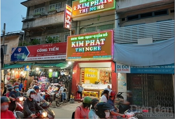 Một tiệm vàng vắng lặng người bán mua trong giờ cao điểm tan tầm chiều ngày 7.8.2020 tại quận Bình Thạnh, Tp HCM (ảnh: Trung Lê)