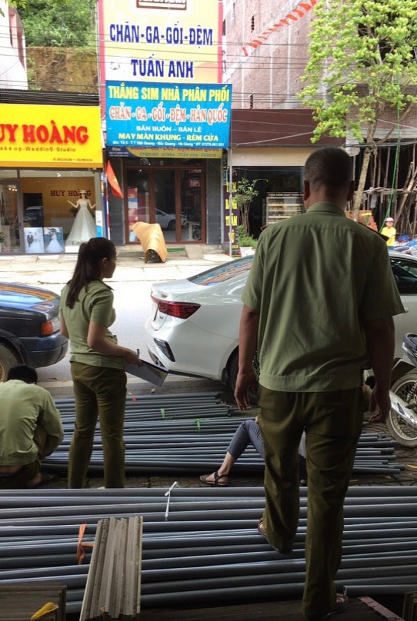 Đội QLTT số 3 kiểm tra hàng hóa có dấu hiệu giả mạo nhãn hiệu tại cơ sở vật tư điện nước Trưởng Sáu