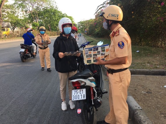 Lực lượng CSGT TPHCM phát tờ rơi tuyên truyền an toàn giao thông, phòng chống dịch Covid-19 nhằm nâng cao nhận thức của người dân. Ảnh: CA cung cấp