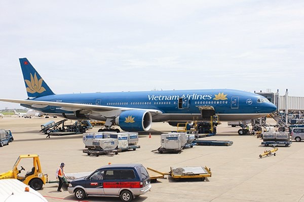 Dịch COVID-19 khiến tình hình kinh doanh của Vietnam Airlines rơi vào tình cảnh bi đát, dự kiến vẫn cạn dòng tiền vào cuối tháng này. 