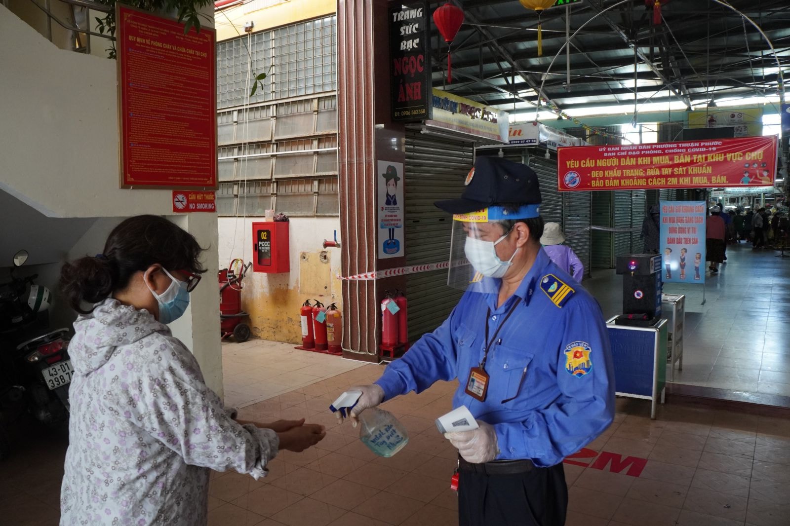 Song song với tiết giảm việc đi chợ, Đà Nẵng cũng sẽ siết chặt việc ra ngoài của người dân, người dân chỉ ra ngoài khi cần thiết.