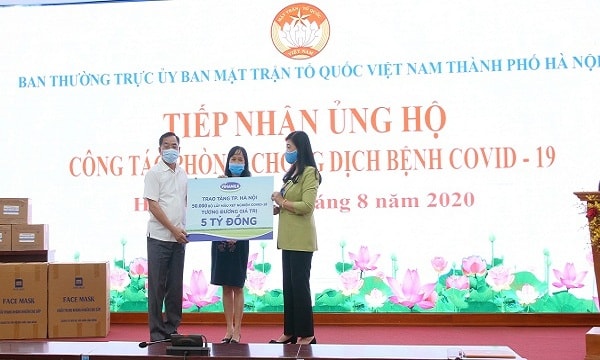 Lãnh đạo Sở Y tế và Mặt trận Tổ quốc TP.Hà Nội tiếp nhận 50.000 bộ lấy mẫu xét nghiệm Covid-19, tương đương 5 tỷ đồng từ đại diện Vinamilk.