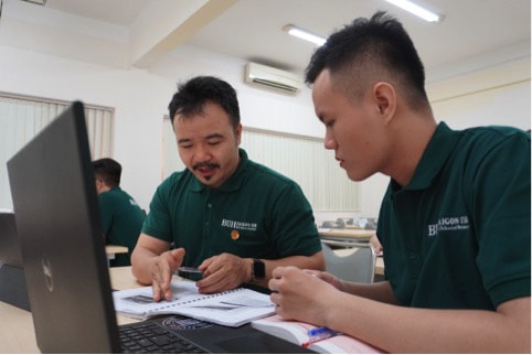 The Can trong một giờ học tại Viện Đào tạo Quốc tế, Trường ĐH Ngân hàng TP HCM