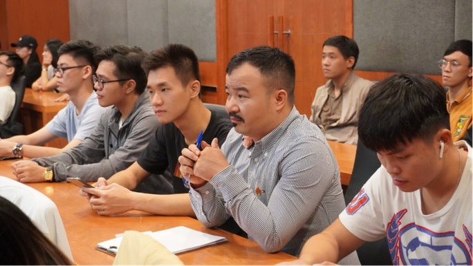 The Can lắng nghe chia sẻ của khách mời trong chương trình SaigonISB Talks