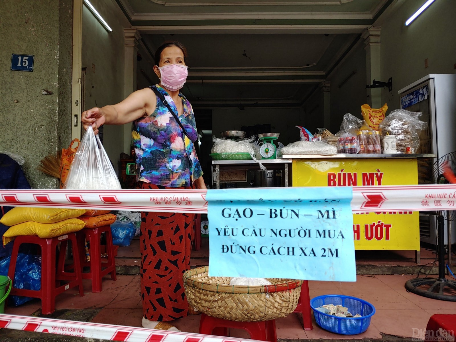 Đối với các hộ kinh doanh bên ngoài chợ đều có căng dây, yêu cầu người mua giữ khoảng cách.