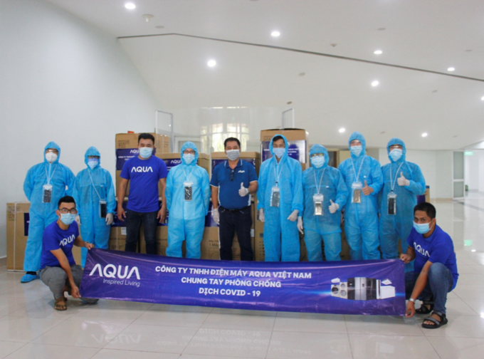 Các nhân viên Aqua Việt Nam chuyển lô hàng đến đội ngũ y bác sĩ tại Đà Nẵng.