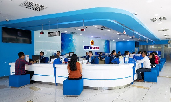 Khách hàng giao dịch tại Vietbank.