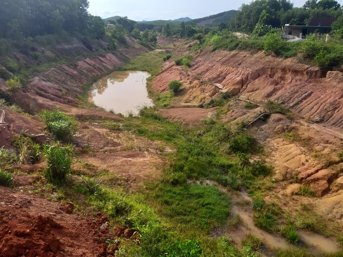 Tuyến kênh tưới tiêu Châu Bình vốn đầu tư hơn 750 tỉ đồng tại Nghệ An chưa đưa vào sử dụng đã hỏng - Ảnh: NLĐ