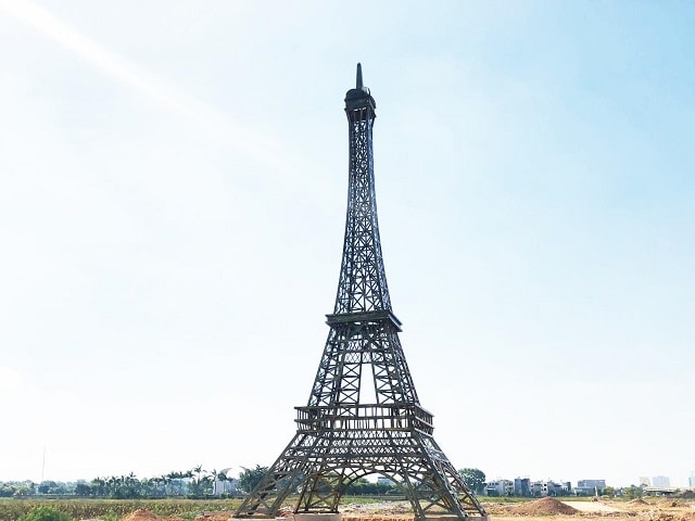 Tháp Eiffel cao 27m tại dự án