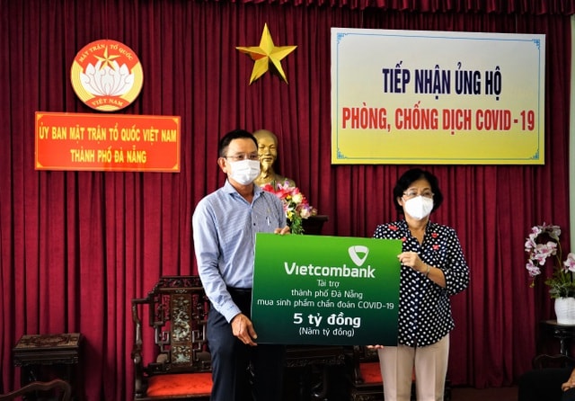 Đại diện Vietcombank, ông Nguyễn Quang Việt – Giám đốc Vietcombank Đà Nẵng trao tặng số tiền 5 tỷ đồng hỗ trợ thành phố Đà Nẵng mua sinh phẩm chẩn đoán Covid-19