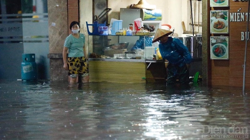 Nước lớn, những phương tiện qua lại tạo thành sóng ập nước vào nhà dân.