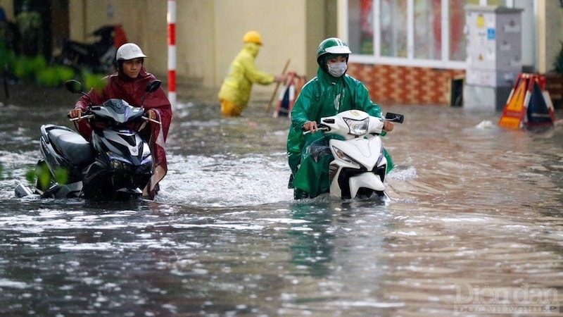 Mưa ngập đúng giờ tan tầm khiến cảnh tượng dắt xe đầy trên phố.