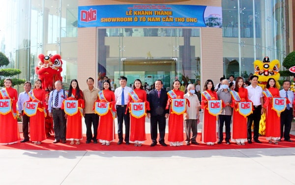 Các đjai biểu thực hiện nghi thức cắt băng khai trương showroom ô tô DNC.