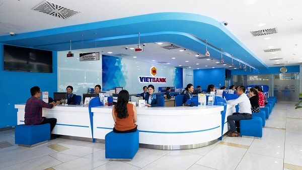 Khách hàng giao dịch tại Ngân hàng Vietbank.