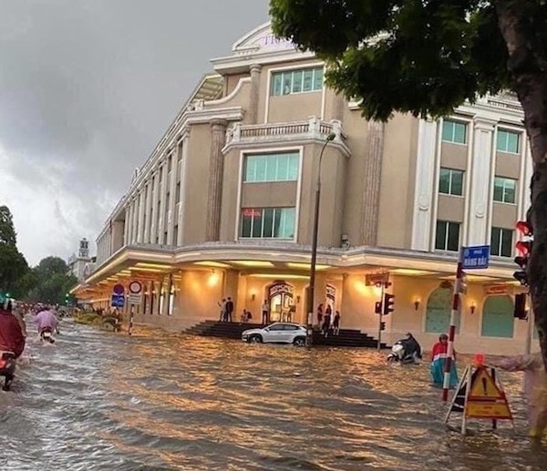  các tuyến đường như Tràng Tiền, Tràng ThiPhố Hàng Bài biến thành sông sau cơn mưa lớn.