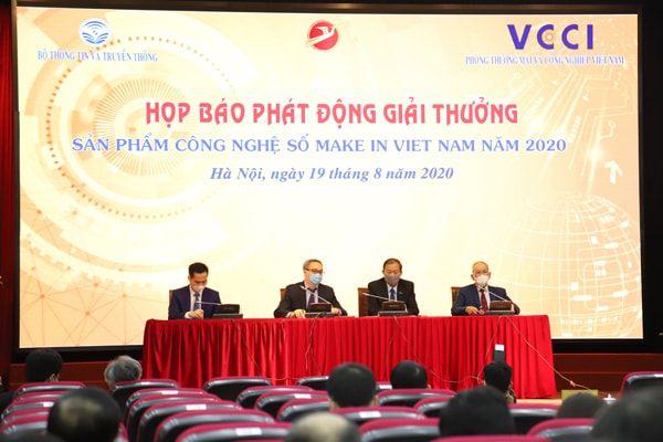 Các đại biểu trong ban tổ chức và hội đồng giám khảo trả lời thắc mắc của báo chí.