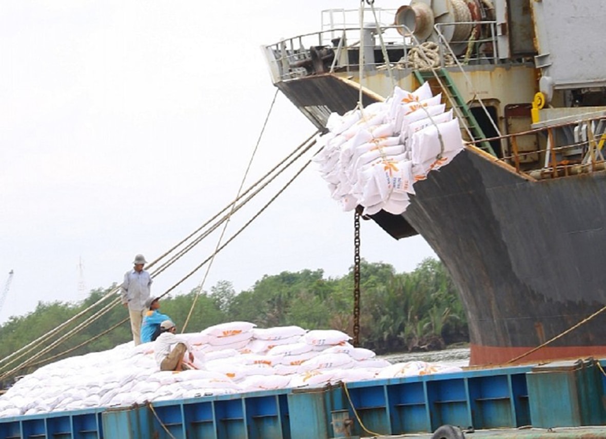  Chất lượng gạo cải thiện, khả năng giao hàng nhanh giúp gạo Việt Nam bán được giá hơn các nước khác.