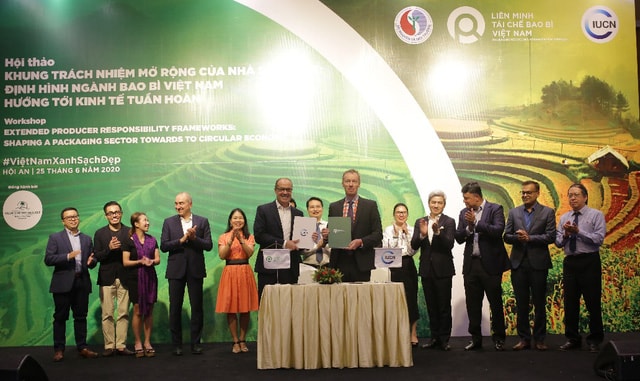 Lễ ký kết Biên bản ghi nhớ giữa PRO Việt Nam và IUCN tại Hội thảo Khung trách nhiệm mở rộng của nhà sản xuất