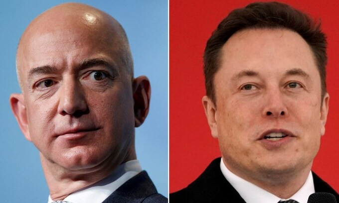 Jeff Bezos (trái) và Elon Musk. Ảnh: Reuters.