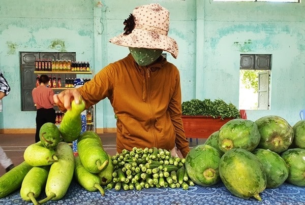 Những nhu yếu phẩm này hoàn toàn miễn phí. Người dân chỉ cần trả bằng…nụ cười.