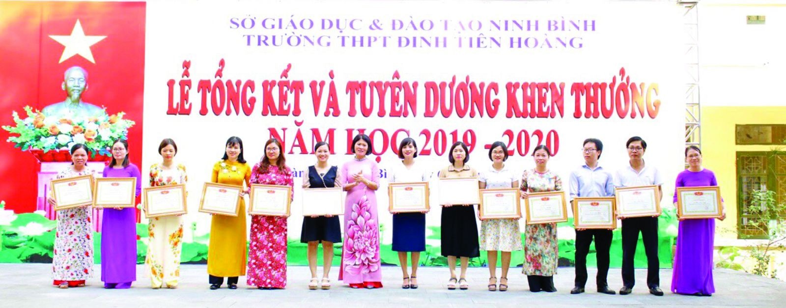  Cô Nguyễn Bảo Châu- Hiệu trường THPT Đinh Tiên Hoàng trao tặng giấy khen cho các giáo viên có thành tích xuất sắc trong năm học 2019-2020.