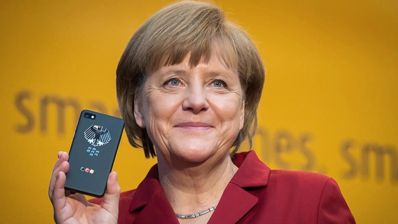 Thủ tướng Đức Angela Merkel và chiếc BlackBerry được tùy chỉnh các chức năng bảo mật.