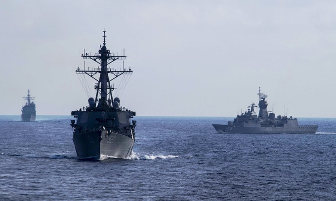 Tàu chiến Mỹ diễn tập trên Biển Đông hồi cuối tháng 4. Ảnh: US Navy.