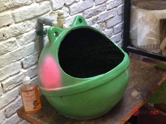 Bồn rửa tay được anh Thắng tái chế từ phao neo lưới dạt bãi biển