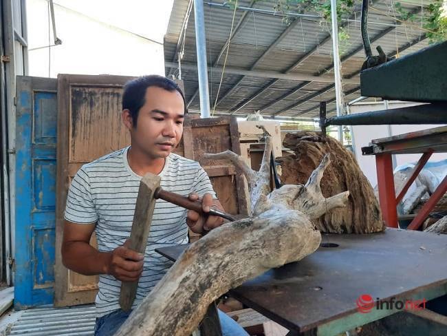 Anh Hồ Công Thắng làm việc tại xưởng tái chế của mình 