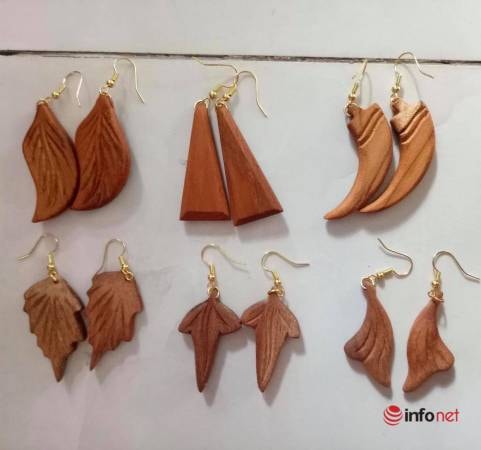 Khuyên tai được làm từ gỗ palet kê hàng bỏ đi hoặc các gỗ vụn từ xưởng gỗ.