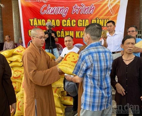 Chùa Hang, Đồ Sơn kết hợp với các tổ chức thiện nguyện khác đi trao tặng gạo cho các hộ khó khăn.