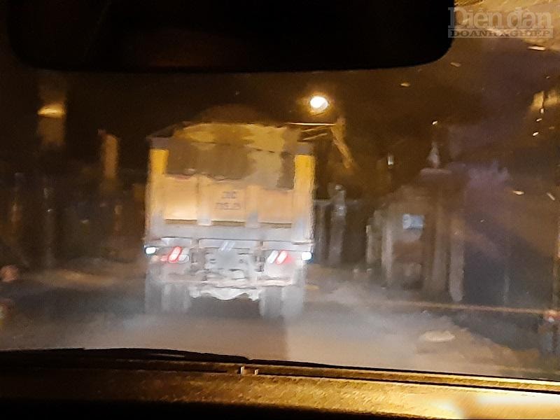 Không chỉ hoạt động gây ảnh hưởng đến môi trường sống của người dân, những chiếc xe quá khổ quá tải còn khiến người dân ven đường 70 ngao ngán khi hoạt động cả ngày lẫn đêm
