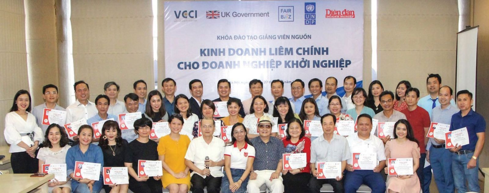 Ban tổ chức và các học viên tham gia Chương trình đào tạo giảng viên nguồn TOT khởi nghiệp về kinh doanh liêm chính