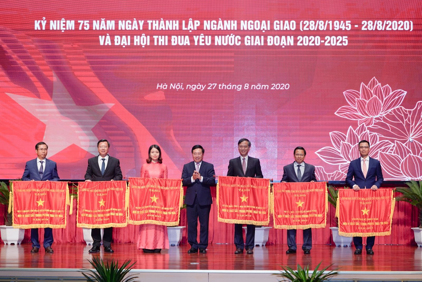 Phó Thủ tướng Phạm Bình Minh trao Cờ Thi đua Chính phủ năm 2019 tặng một số đơn vị Bộ Ngoại giao. Ảnh: VGP/Quang Hiếu