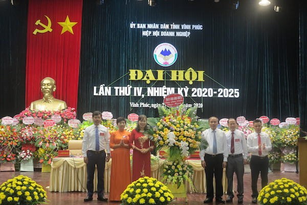 Ông Nguyễn Văn Trì, CHủ tịch UBND tỉnh Vĩnh Phúc tặng hoa HHDN tỉnh Vĩnh Phúc nhiệm kỳ 2020 - 2025